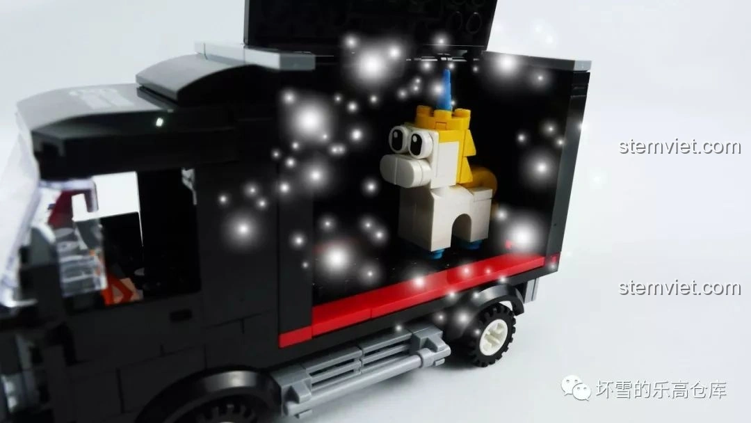 Hình ảnh vui nhộn của xe tải SP City Express trong bộ KAZI KY98220 Tàu Hỏa Đông Phong 11Z đang vận chuyển một mô hình kỳ lân, tạo yếu tố bất ngờ.