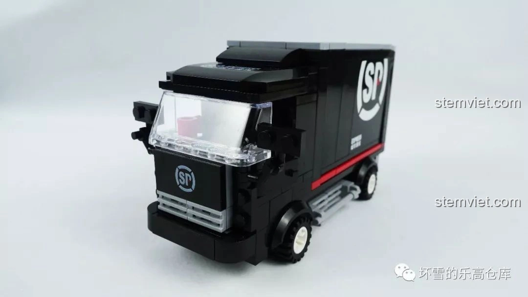 Mô hình xe tải SP City Express đi kèm bộ KAZI KY98220 Tàu Hỏa Đông Phong 11Z, với thiết kế màu đen và logo SP.