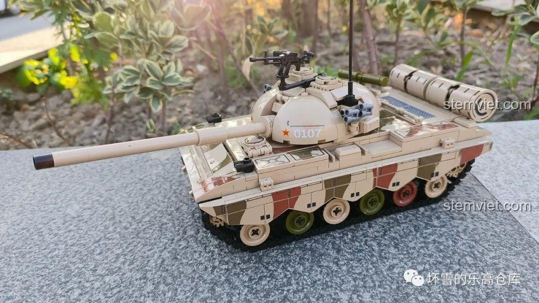 Mô hình xe tăng 88A Sembo 203127 hoàn chỉnh được trưng bày ngoài trời với ánh sáng tự nhiên, nổi bật vẻ đẹp và chi tiết của mô hình.