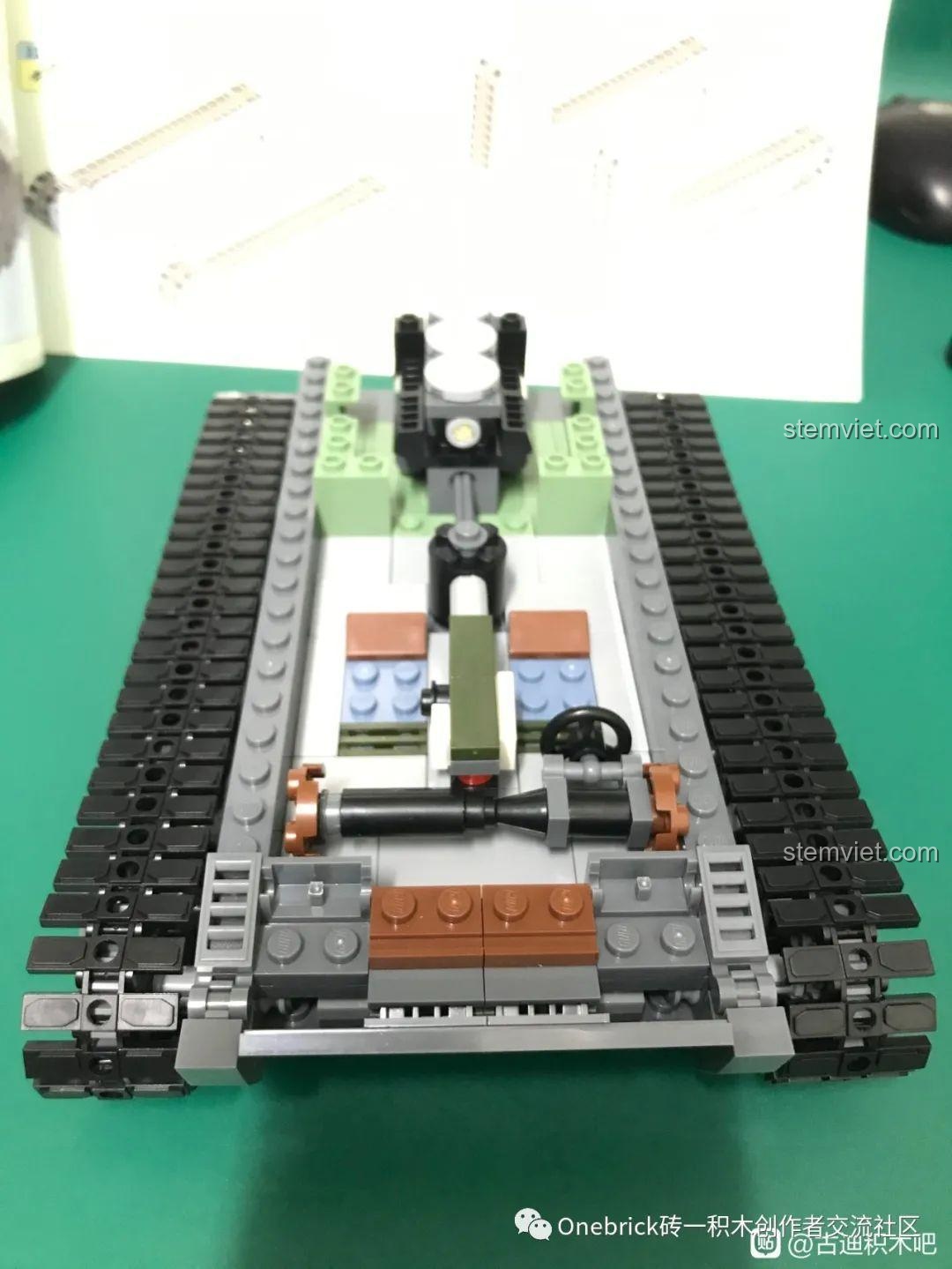 Góc nhìn từ trên xuống của mô hình GUDI 6104 sau khi hoàn thành lắp xích, xe tăng trông hầm hố hơn.