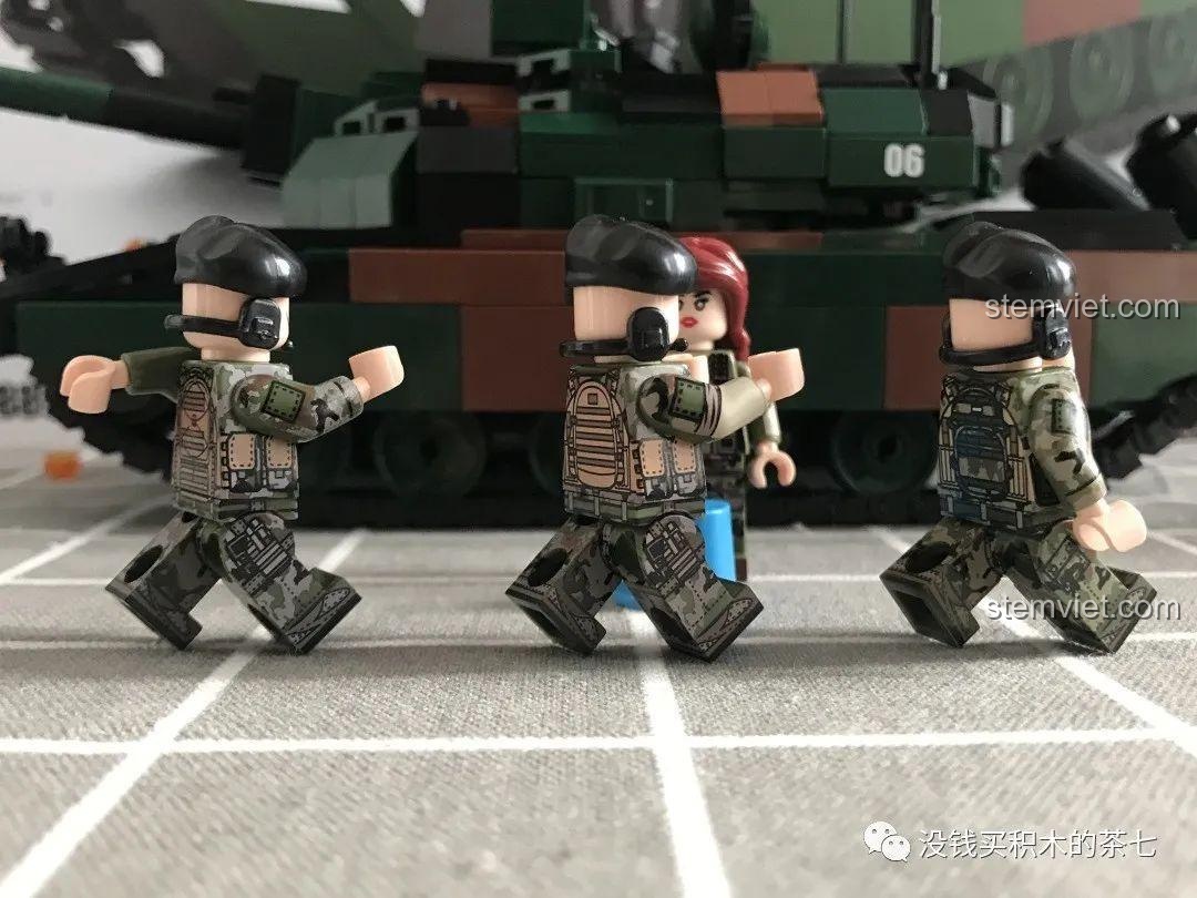 Cận cảnh mô hình xe tăng Leclerc 0102 JiaZhi, tập trung vào tháp pháo và nòng pháo chính.