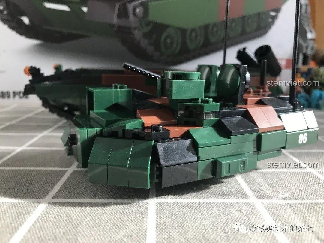 Góc nhìn phía trước của mô hình xe tăng Leclerc 0102 JiaZhi, thể hiện sự hầm hố.