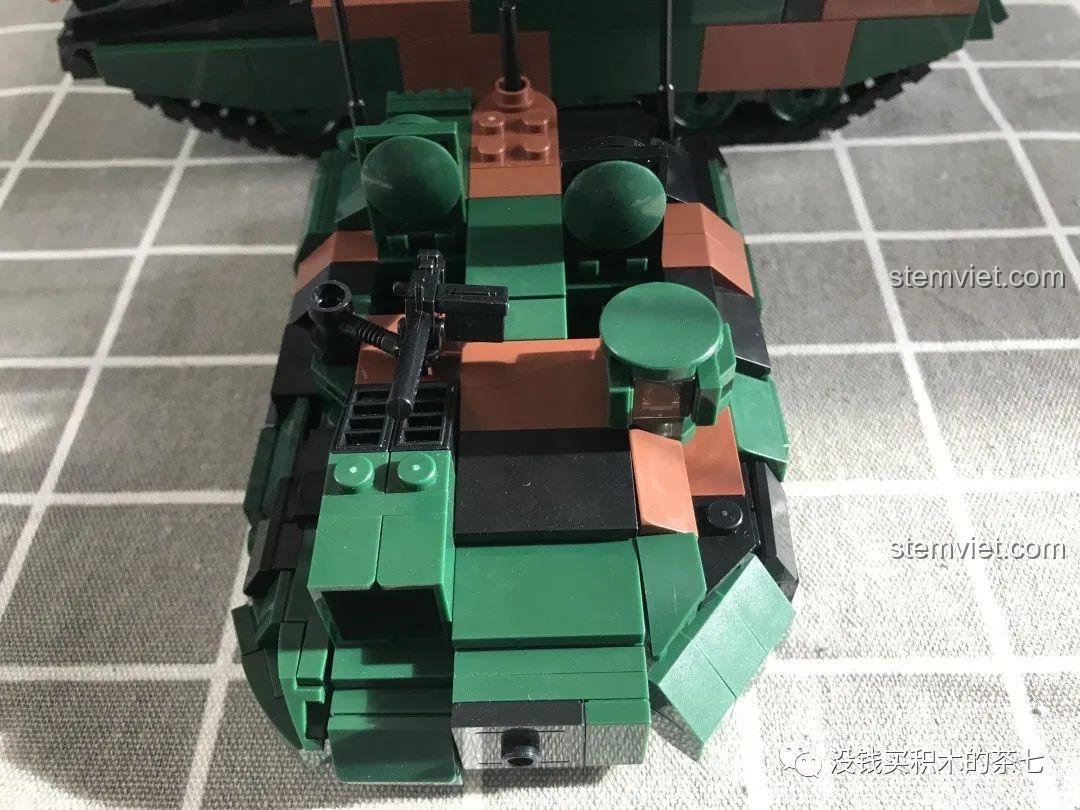 Góc nhìn phía sau của mô hình xe tăng Leclerc 0102 JiaZhi, với thùng nhiên liệu và chi tiết đuôi.