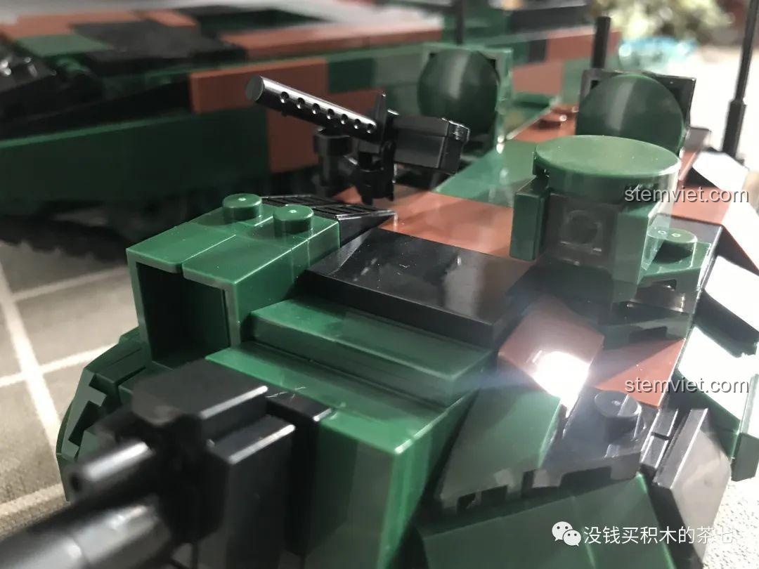 Góc nhìn nghiêng của mô hình xe tăng Leclerc 0102 JiaZhi, thể hiện lớp ngụy trang và cấu trúc.