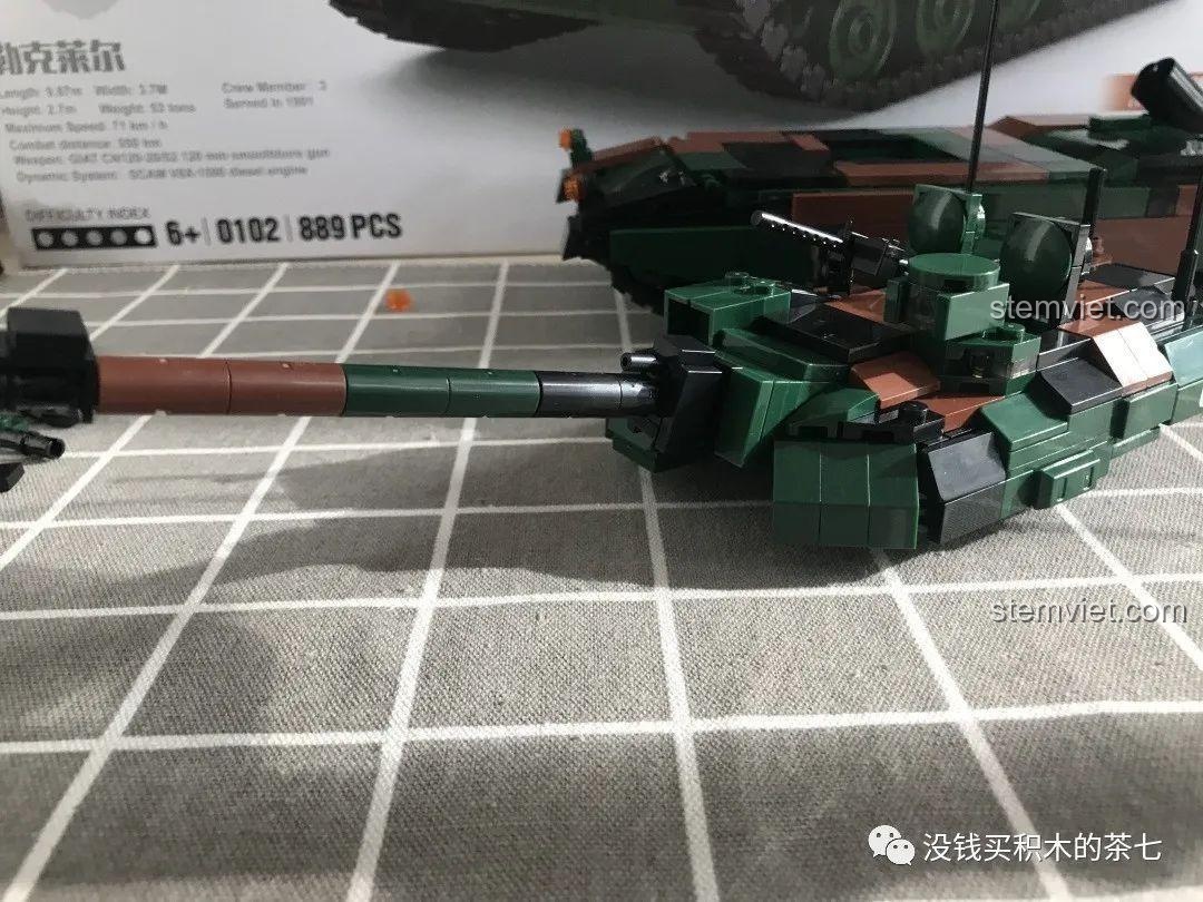 Góc nhìn phía sau của mô hình xe tăng Leclerc 0102 JiaZhi, tập trung vào thùng nhiên liệu.