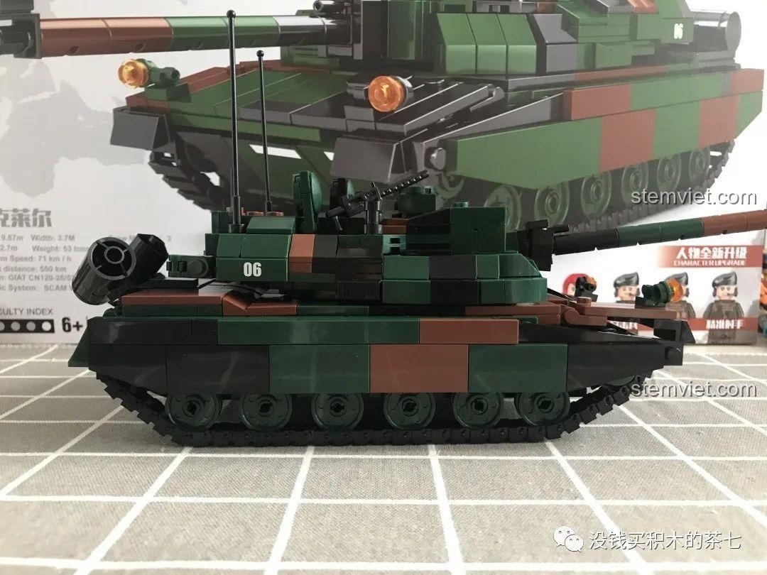 Mô hình xe tăng Leclerc 0102 JiaZhi trên nền cỏ xanh, tạo cảm giác như đang ở chiến trường.