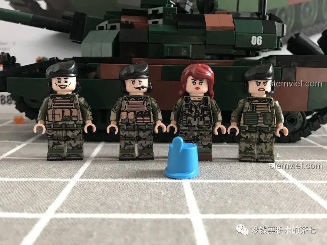 Mô hình xe tăng Leclerc 0102 JiaZhi và minifigure trên địa hình đô thị, tạo cảm giác tuần tra.