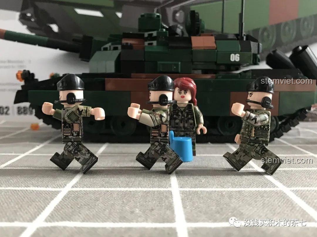 Cận cảnh mô hình xe tăng Leclerc 0102 JiaZhi trên địa hình, thể hiện sự vững chãi và chi tiết.