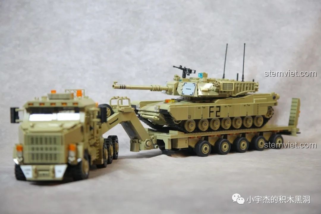 Mô phỏng cảnh xe tăng M1A2 Abrams đang di chuyển lên rơ-moóc của xe đầu kéo M1070.