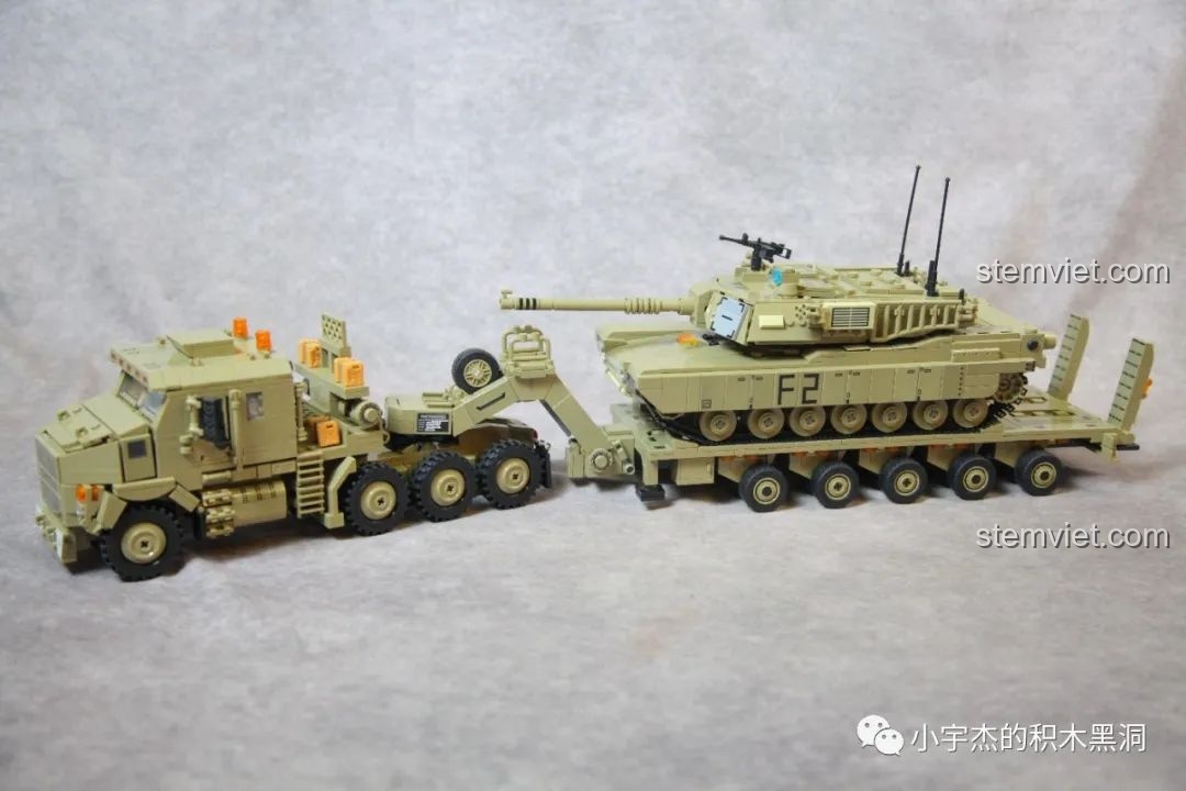 Mô hình xe tăng M1A2 Abrams được đặt trên rơ-moóc của xe đầu kéo M1070, tạo nên một tổng thể hoàn hảo.