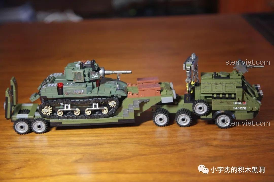 Mô hình xe tăng M5 Stuart đã nằm gọn trên rơ-moóc của xe vận chuyển M25, sẵn sàng di chuyển.