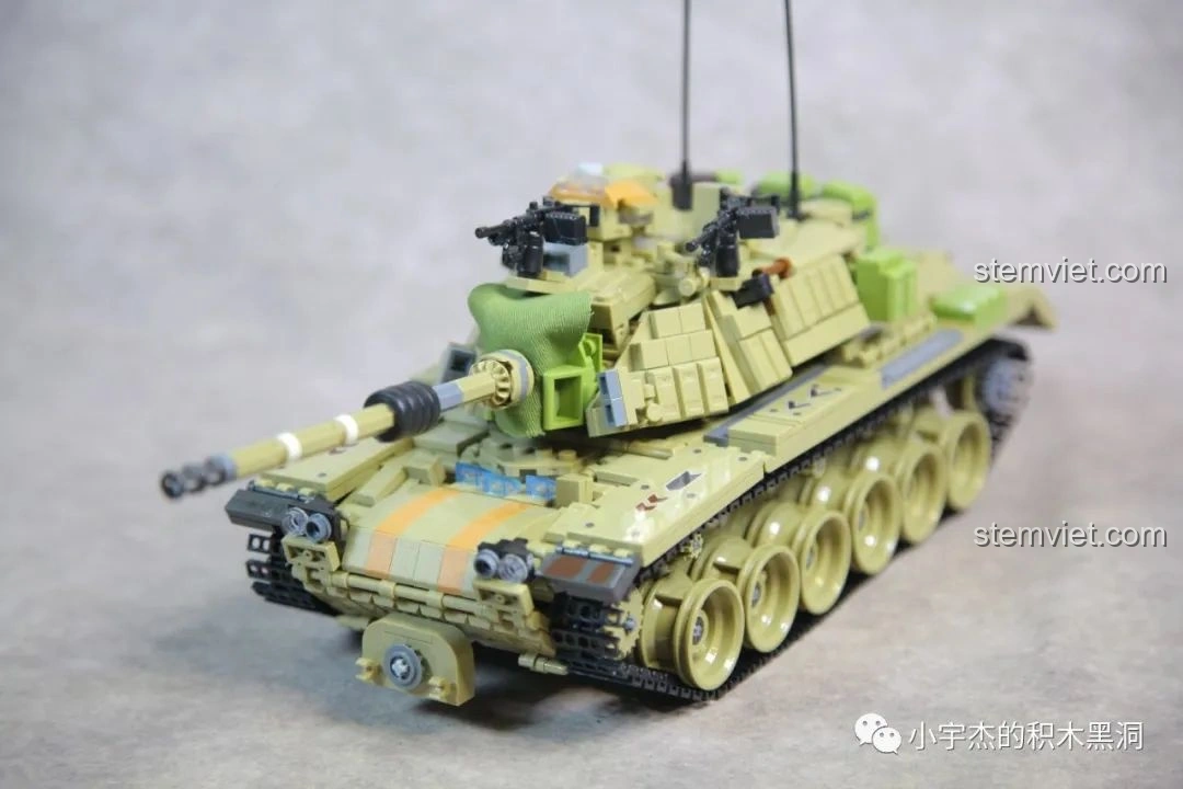 Mô hình xe tăng M60 Magach PanlosBrick 632004 với con lăn phá mìn được gắn vào.
