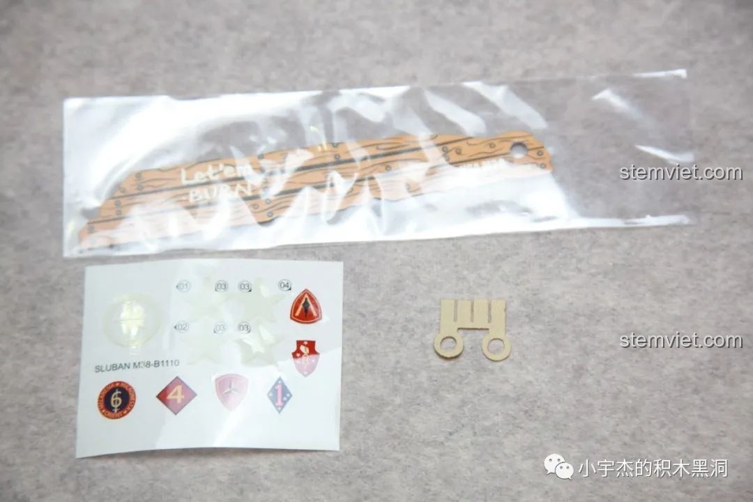 Tấm sticker và các phụ kiện đặc biệt của bộ lắp ráp Xe tăng Sherman phiên bản pháo 76mm B1110.