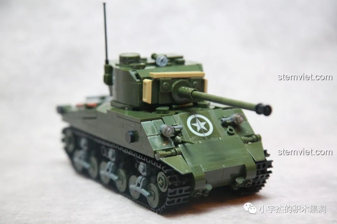 Góc nhìn phía trước của mô hình Xe tăng Sherman phiên bản pháo 76mm M38-B1110 chất lượng cao giá tốt.
