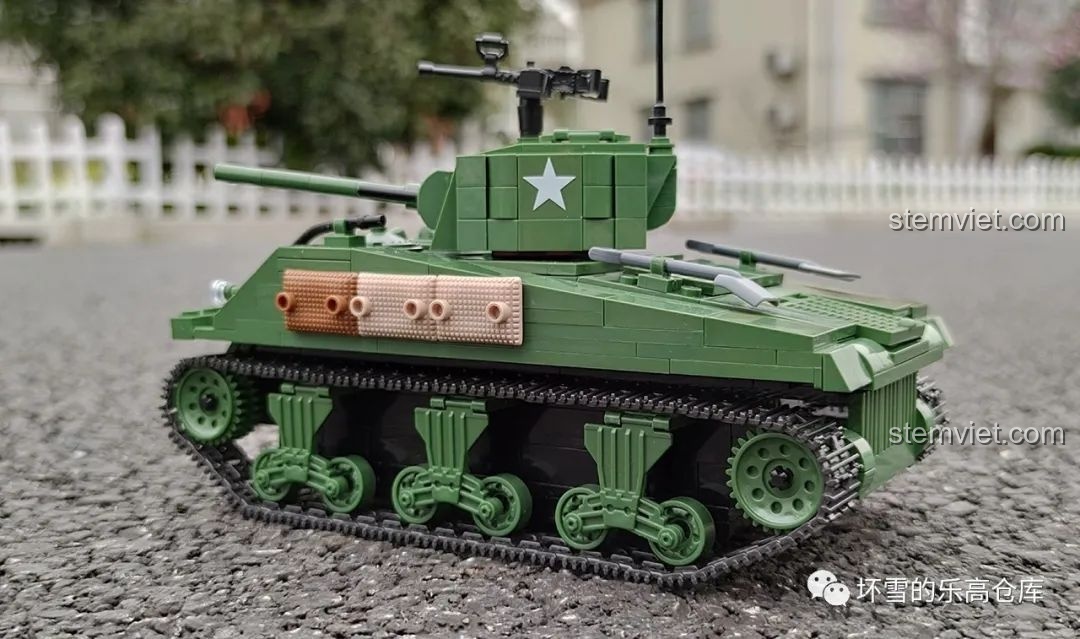 Mô hình xe tăng Sherman M4A1 QUANGUAN 81 đã hoàn thành, thể hiện tổng thể thiết kế và các chi tiết phụ kiện. Bộ đồ chơi lắp ráp xe tăng cho bé trai.