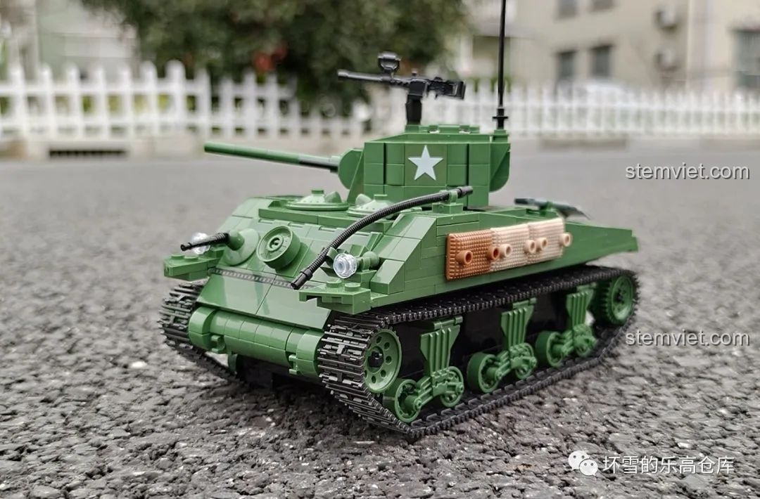 Mô hình xe tăng Sherman M4A1 QUANGUAN 81 hoàn chỉnh, góc nhìn phía trước bên phải, nổi bật chi tiết chân thực và màu xanh quân đội. Đánh giá bộ lắp ráp xe tăng chiến đấu Sherman.