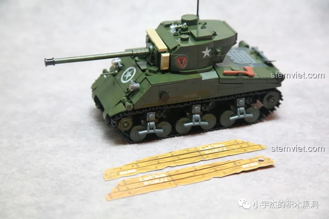 Chi tiết giáp gỗ bằng bìa cứng in họa tiết độc đáo của bộ xếp hình Xe tăng Sherman M4A3(76W) 1110.