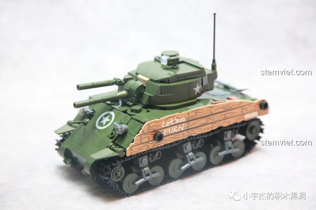 Mô hình đồ chơi xếp hình Xe tăng Sherman phun lửa M38 B1110 giá rẻ đã hoàn thiện, nhìn từ góc trước.