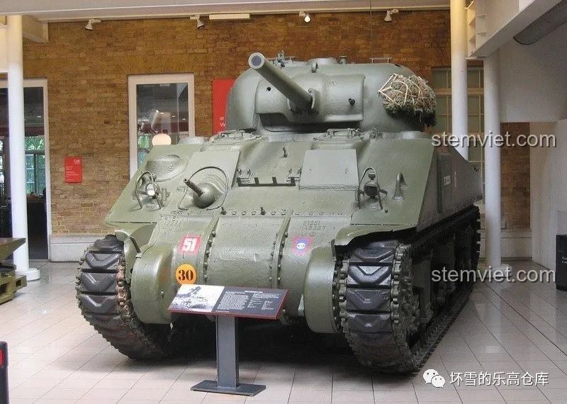 Góc nhìn trực diện của xe tăng Sherman thực tế, dùng để so sánh tỷ lệ tháp pháo và thân xe với mô hình lắp ráp. Tham khảo khi đánh giá xe tăng Sherman M4A1.