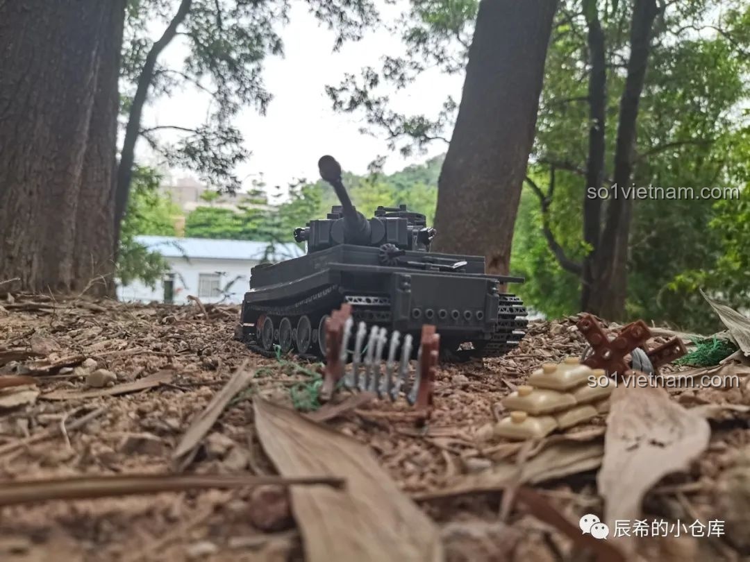 Xe tăng Sluban M38-B0851 được đặt trong một sa bàn tự tạo với các phụ kiện, sẵn sàng cho một trận chiến.