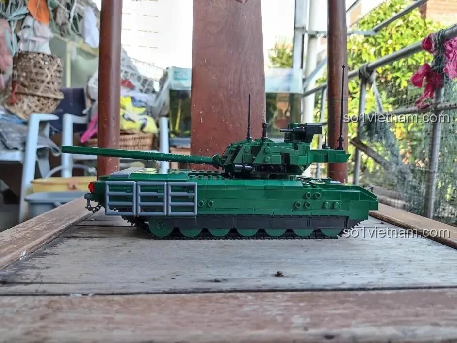 Mô hình xe tăng T-14 Armata hoàn chỉnh nhìn từ phía sau, khoe phần giáp lồng và đuôi xe.