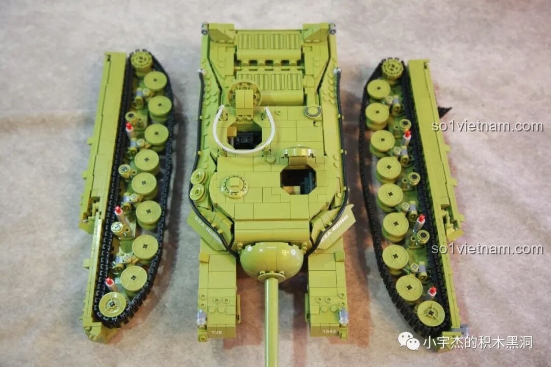 Hình ảnh xe tăng T28 với hai cụm xích phụ được tháo rời, chuẩn bị lắp vào thân xe.