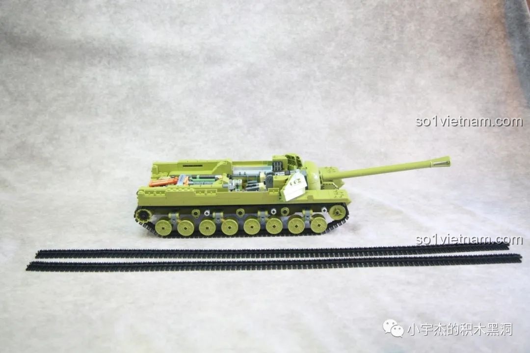 Mô hình xe tăng T28 sau khi lắp 2 dải xích bên trong, vẫn còn 2 dải xích phụ chưa lắp.