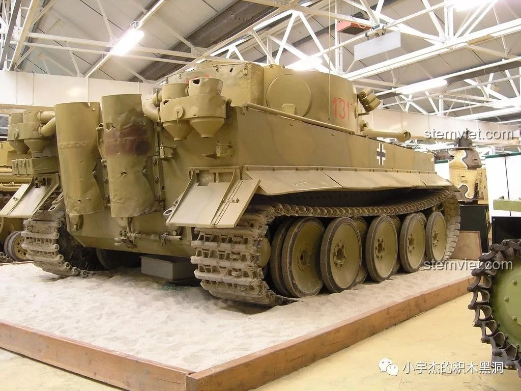 Hình ảnh chiếc xe tăng Tiger 131 thực tế tại Bảo tàng Xe tăng Bovington, Anh, minh họa lịch sử của mô hình.