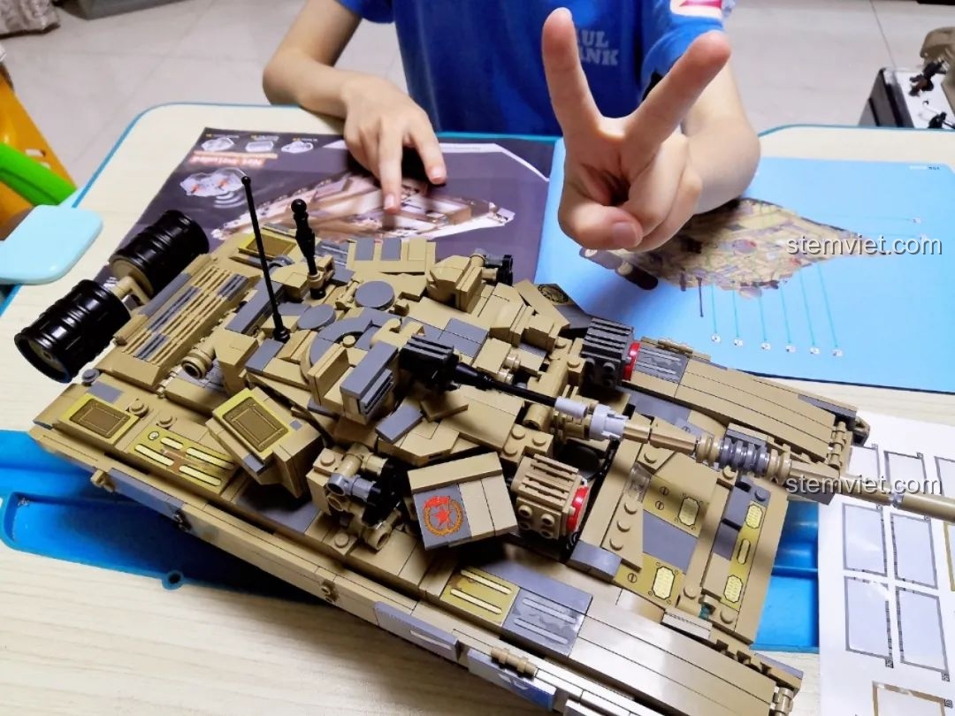 Xe tăng CaDA T-90 Tank đang di chuyển và vượt chướng ngại vật.