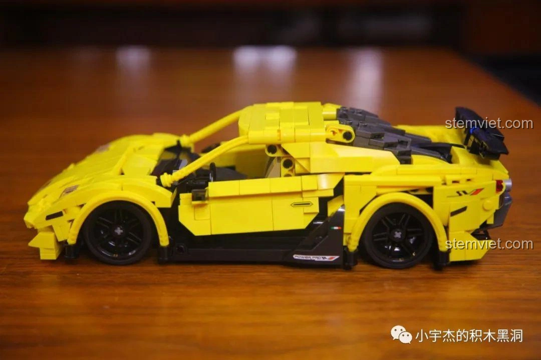 Mô hình xe thể thao lắp ráp màu cam, với thiết kế hiện đại và các đường nét sắc sảo.