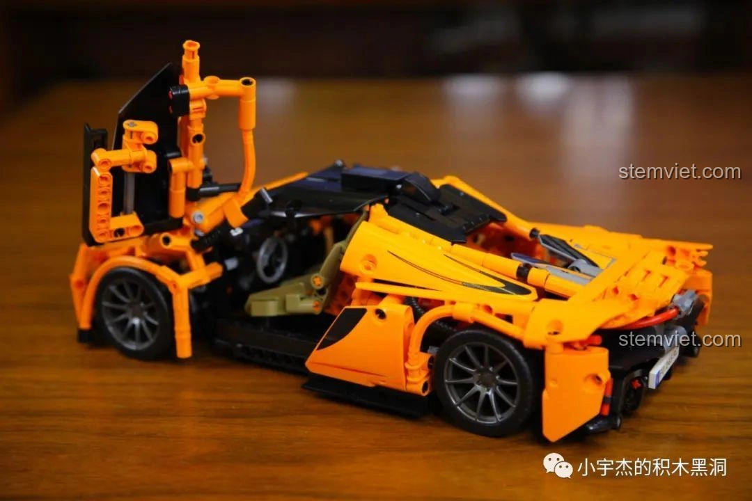 Mô hình xe thể thao lắp ráp màu đỏ, một sản phẩm khác từ dòng đồ chơi xây dựng của Cada.