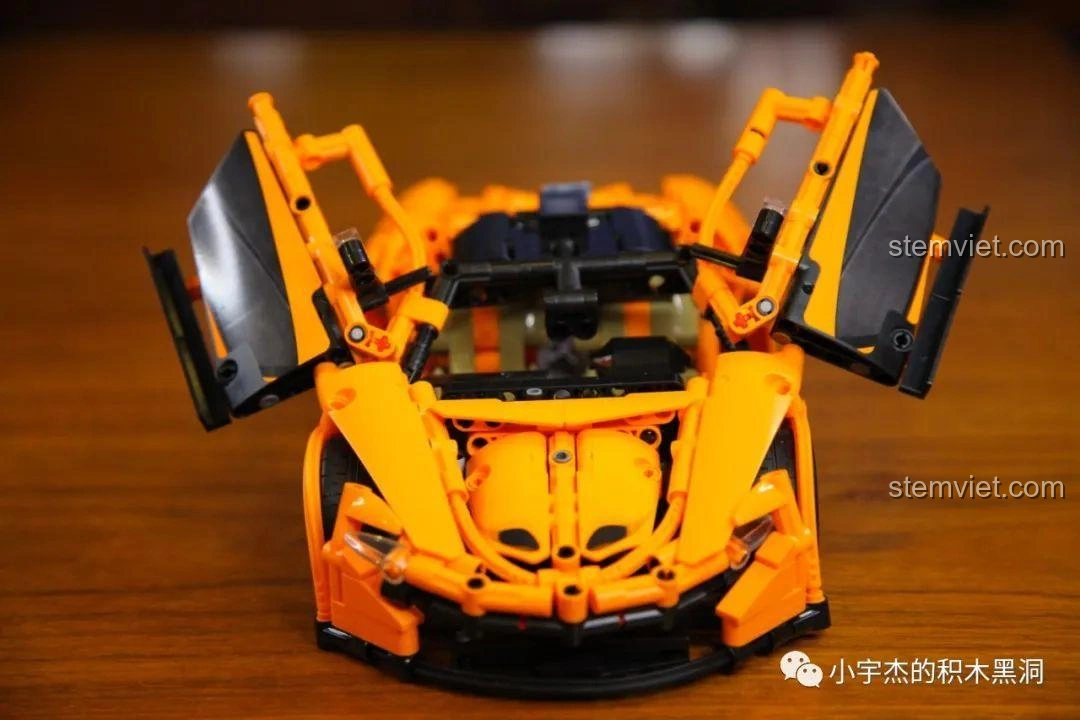 Mô hình xe thể thao lắp ráp màu hồng, thể hiện sự đa dạng màu sắc trong các bộ đồ chơi của Cada.