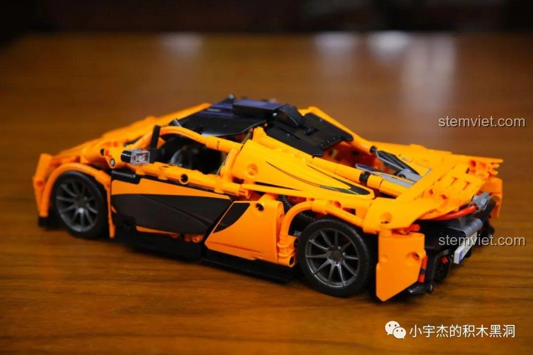 Mô hình xe thể thao lắp ráp màu vàng, một ví dụ khác về các sản phẩm đồ chơi xây dựng của Cada.