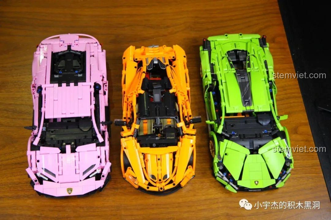 Mô hình xe thể thao lắp ráp màu xanh dương, thể hiện phong cách mạnh mẽ và cơ bắp.