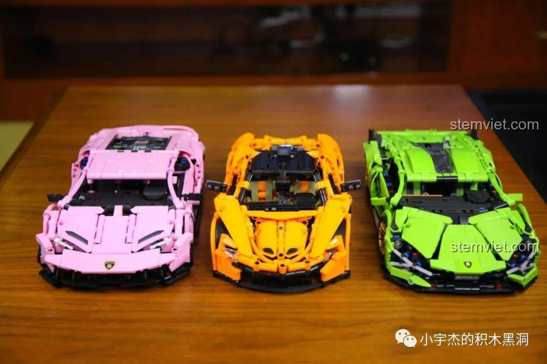 Mô hình xe thể thao lắp ráp màu xanh lá cây, với các chi tiết vàng nổi bật, từ Cada.