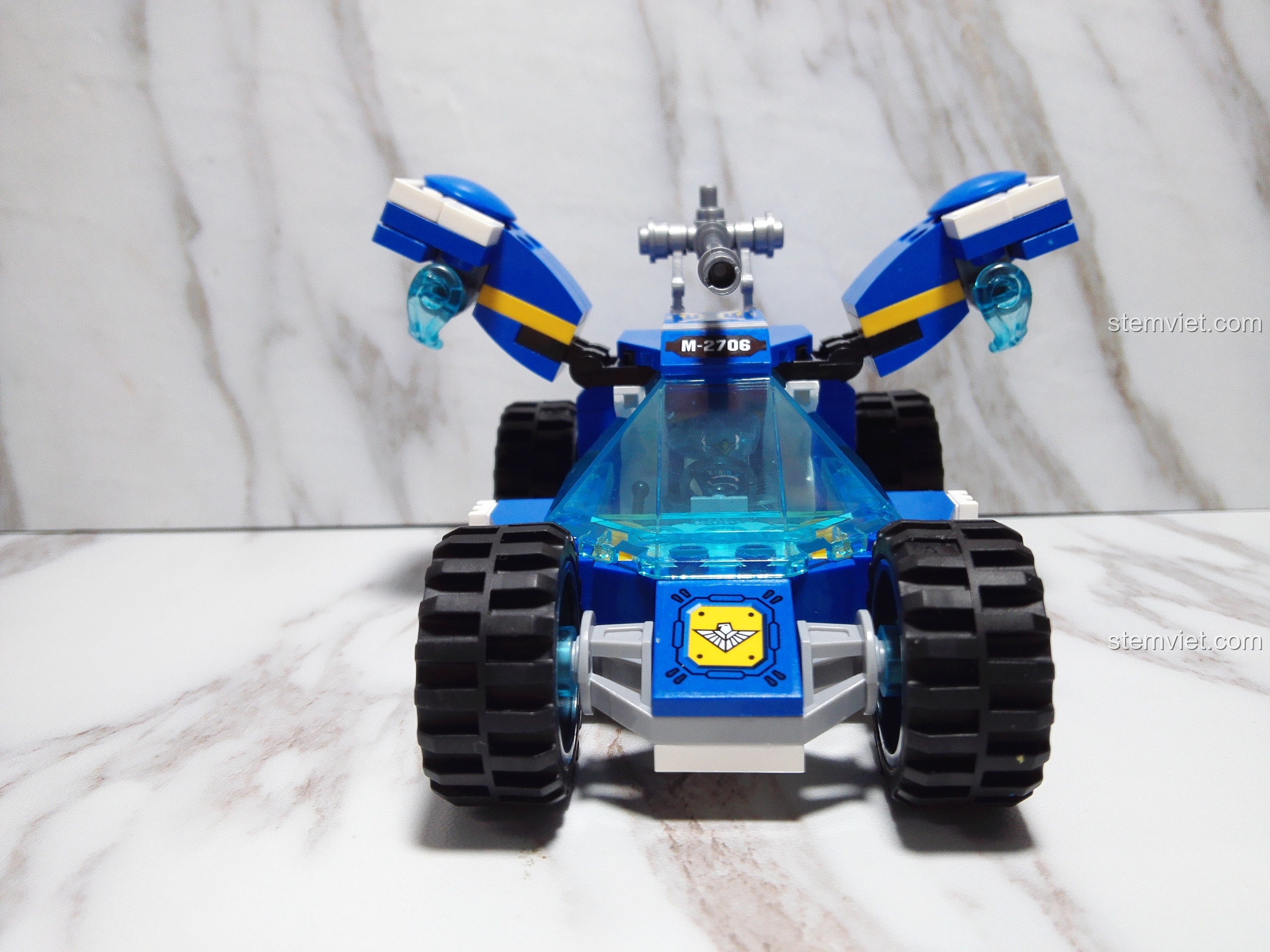 Góc nhìn chính diện của xe trinh sát QMAN 2706 khi đang mở cửa cánh chim, trông rất ấn tượng.