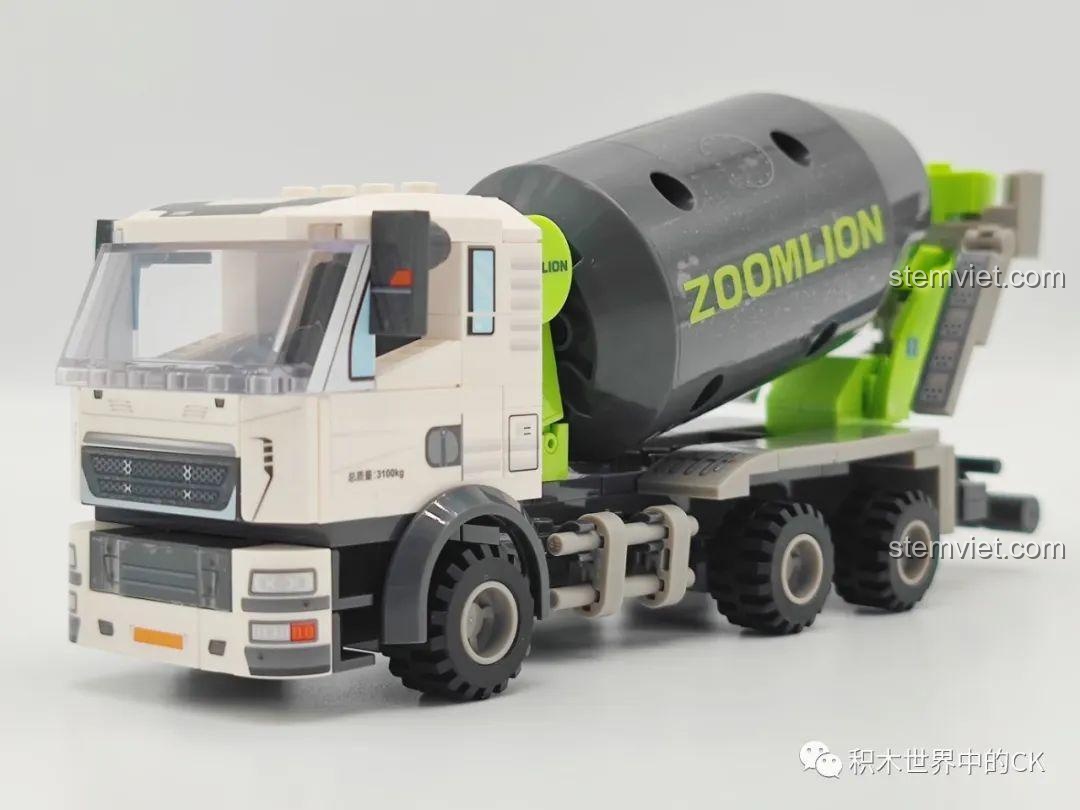 Mô hình xe trộn bê tông SEMBO 705100 Zoomlion đã hoàn thành, góc nhìn tổng thể, thể hiện sự chắc chắn và chi tiết của sản phẩm.