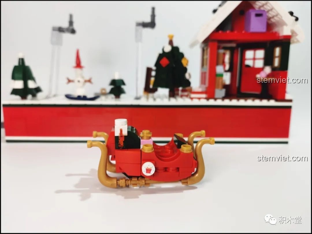 Xe trượt tuyết của ông già Noel trong bộ Forange FC6003, với chi tiết vàng đồng nổi bật.