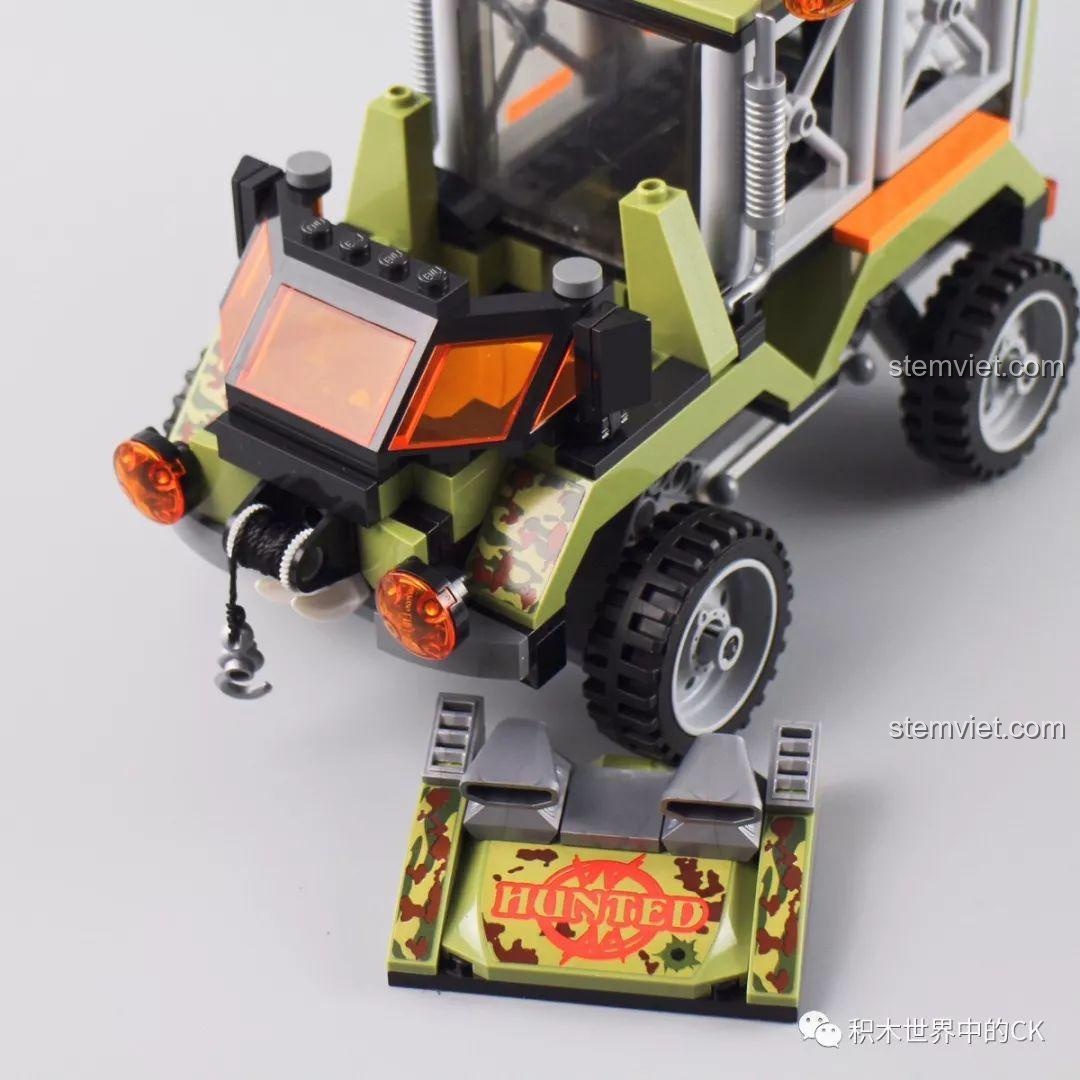 Xe truy bắt gấu trong bộ đồ chơi Cảnh sát Qman 1923 (mặt trước - chi tiết động cơ)