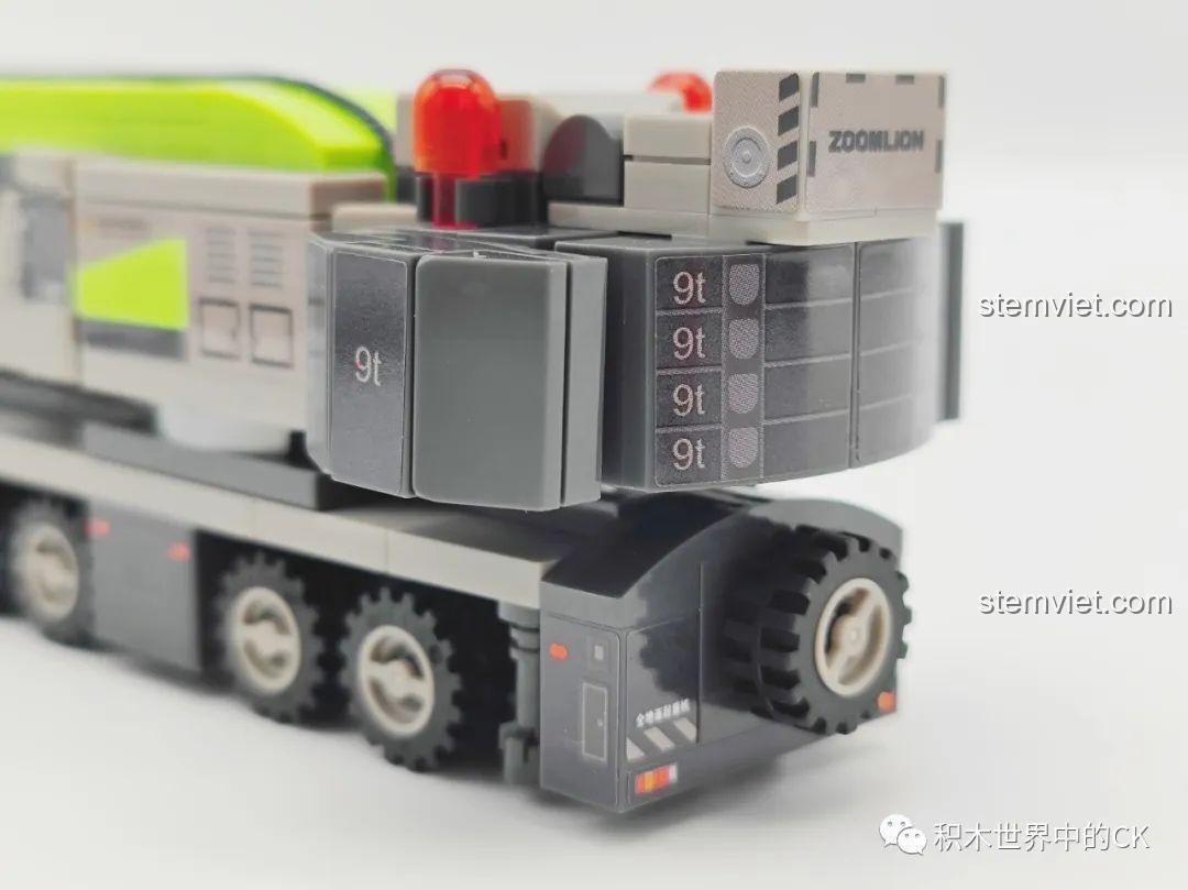 Mô hình xe ủi SEMBO 705102 Zoomlion đã hoàn thành, lưỡi ủi lớn và chắc chắn, thể hiện khả năng hoạt động mạnh mẽ.