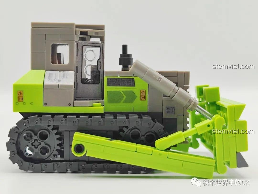 Mô hình xe ủi SEMBO 705102 Zoomlion với lưỡi ủi nâng cao, thể hiện khả năng hoạt động mạnh mẽ và linh hoạt của sản phẩm.