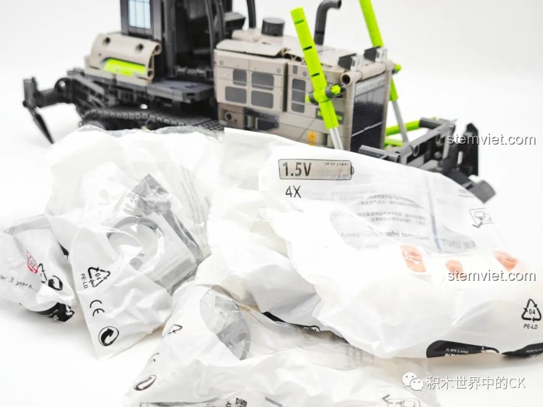 Mô hình xe ủi SEMBO 705940 sau khi được nâng cấp RC, đi kèm với bộ điều khiển từ xa tiện lợi.