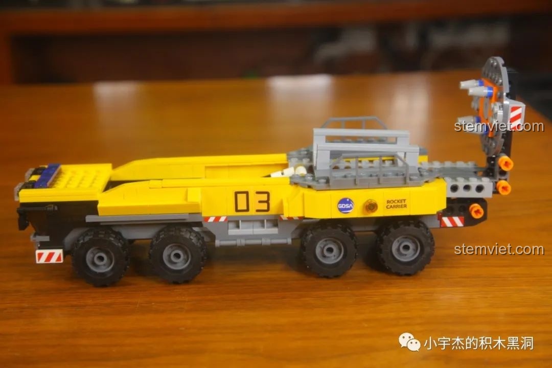 Mô hình xe vận tải GUDI 10803 hoàn chỉnh sau khi lắp ráp, nhìn từ bên cạnh.