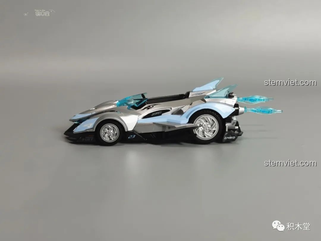 Góc nhìn cạnh bên của xe White Stallion 74012 Enlighten đã hoàn thành.