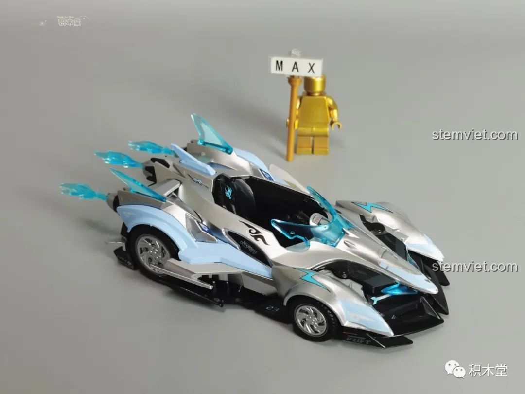 Xe White Stallion 74012 Enlighten đã hoàn thành, góc nhìn phía trước.