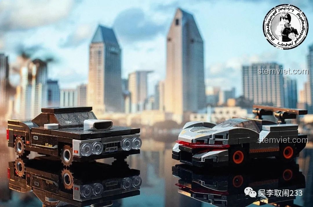 Hai mô hình xe Wuling Mini và VW Beetle Forange FC8279 trong bối cảnh thành phố đêm.