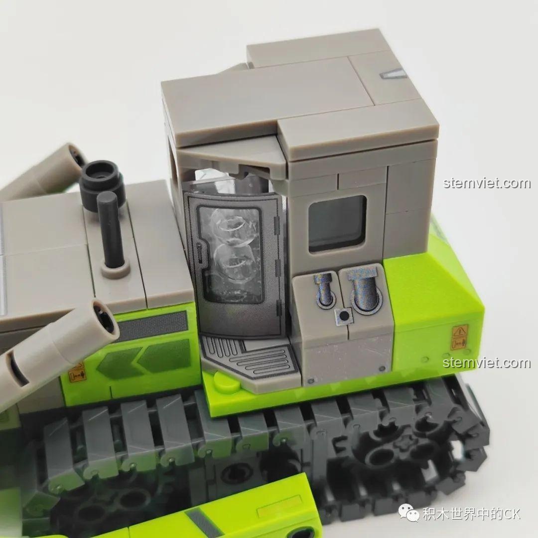 Mô hình xe xúc đất SEMBO 705103 Zoomlion đã hoàn thành, cánh tay xúc dài và chắc chắn, thể hiện khả năng hoạt động linh hoạt.