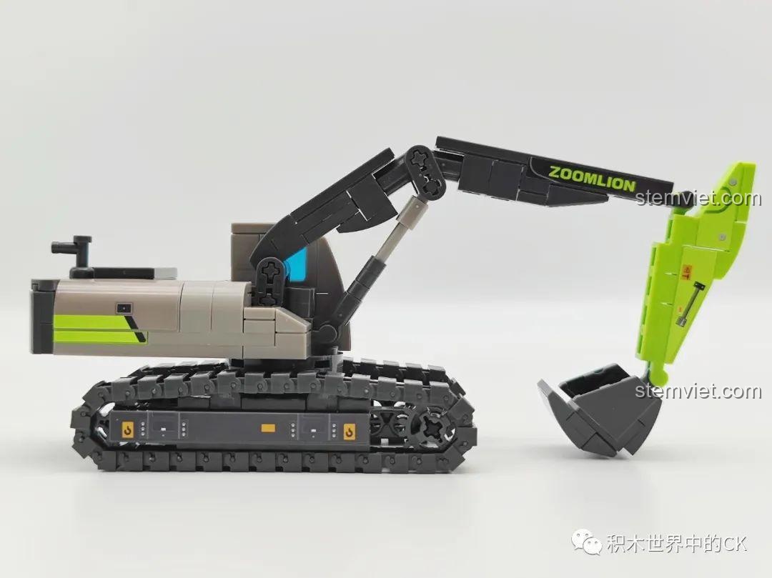 Mô hình xe xúc đất SEMBO 705103 Zoomlion với cánh tay xúc vươn cao, thể hiện khả năng hoạt động mạnh mẽ và linh hoạt của sản phẩm.