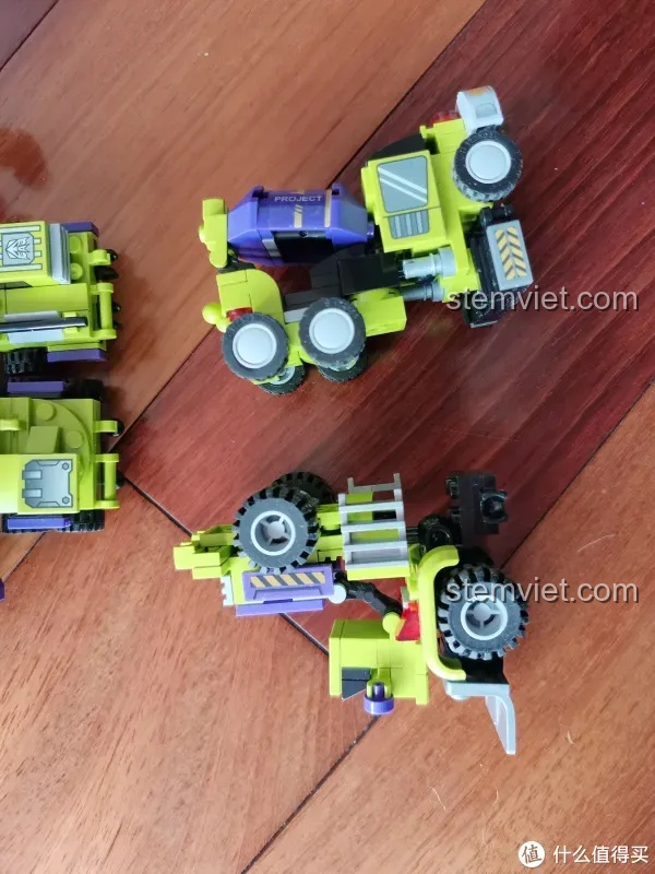 Hai phương tiện đã lắp ráp xong, xe xúc và xe trộn bê tông, sẵn sàng cho quá trình hợp thể thành Robot Biến Hình Đại Lực Thần SEMBO 103081.