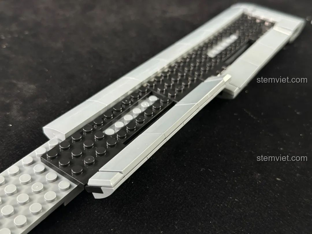 Các lớp gạch được xếp chồng lên nhau để tạo nên phần cánh chính của mô hình Sát thủ tàng hình H-20.